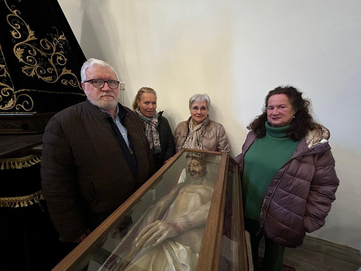 Alejandro Sanzo, Nati Pérez, Mar Álvarez y Leonos Muñiz, junto al Cristo Yaciente.