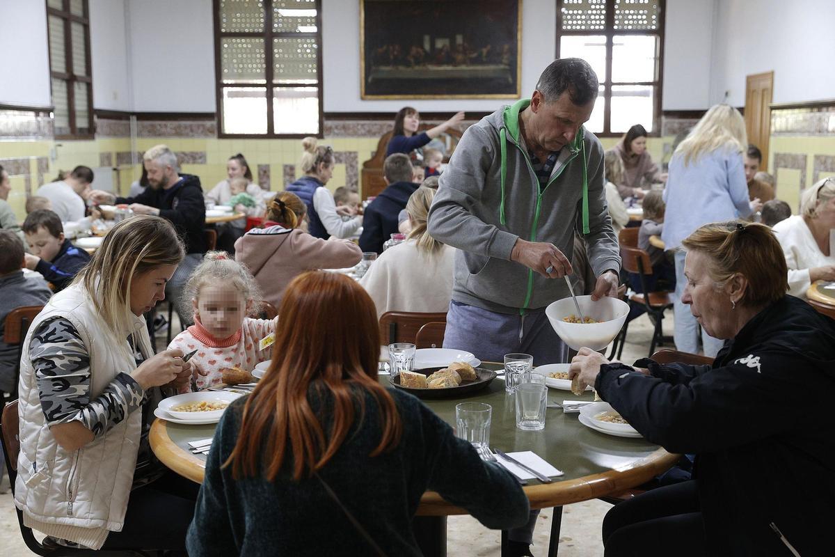 Foto de archivo (09/03/2022).- Refugiados ucranianos que acoge el Ayuntamiento de València y el de Alaquàs en un antiguo convento de esta última localidad. EFE/Manuel Bruque.