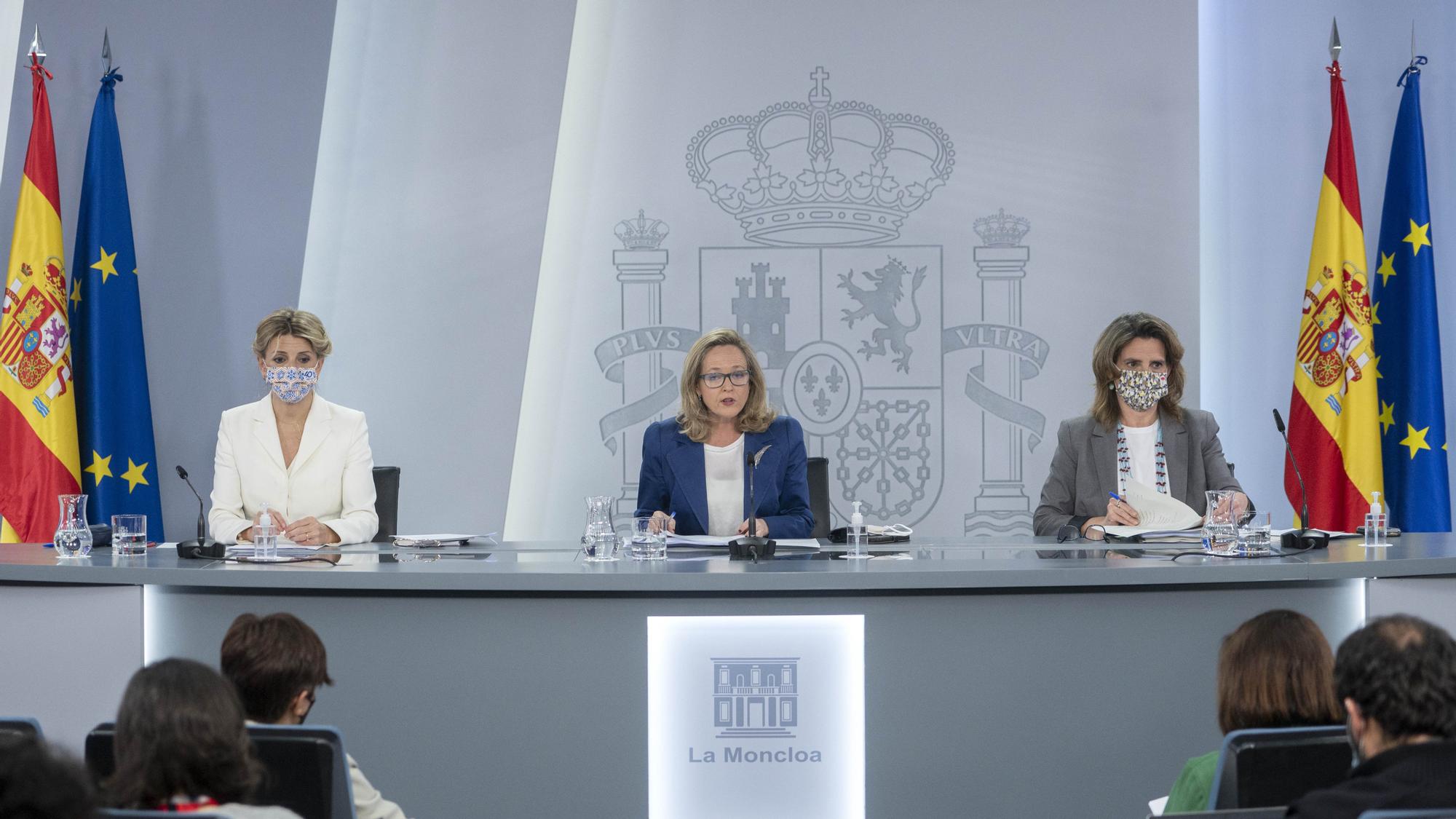 Las tres vicepresidentas del Gobierno, Yolanda Díaz, Nadia Calviño y Teresa Ribera, durante una rueda de prensa posterior al Consejo de Ministros.