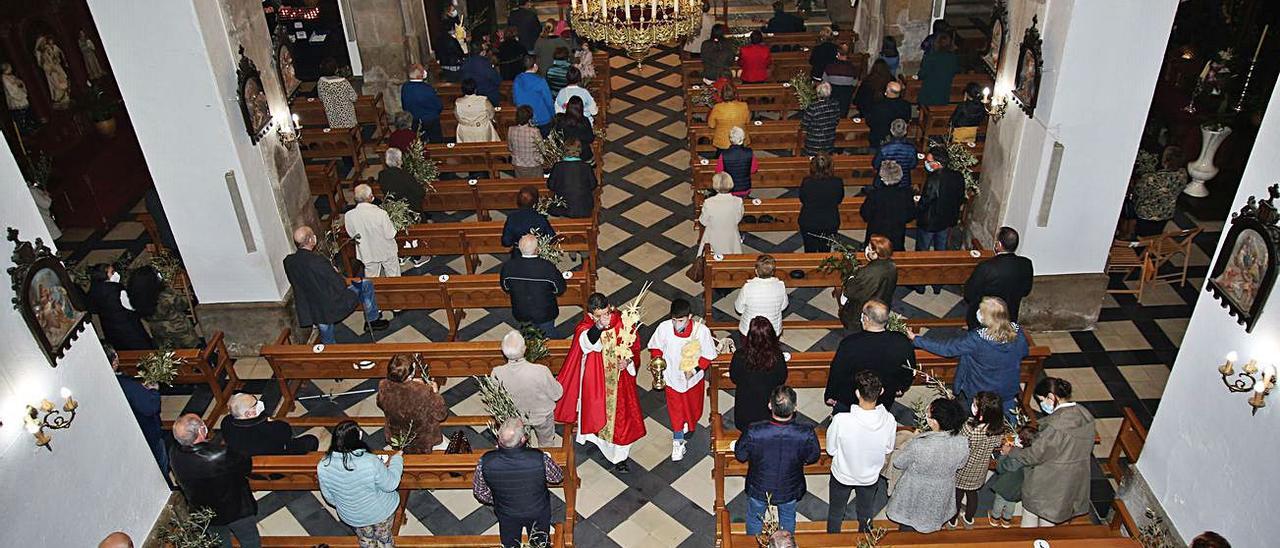 Mis de Ramos en la iglesia de Lalín.