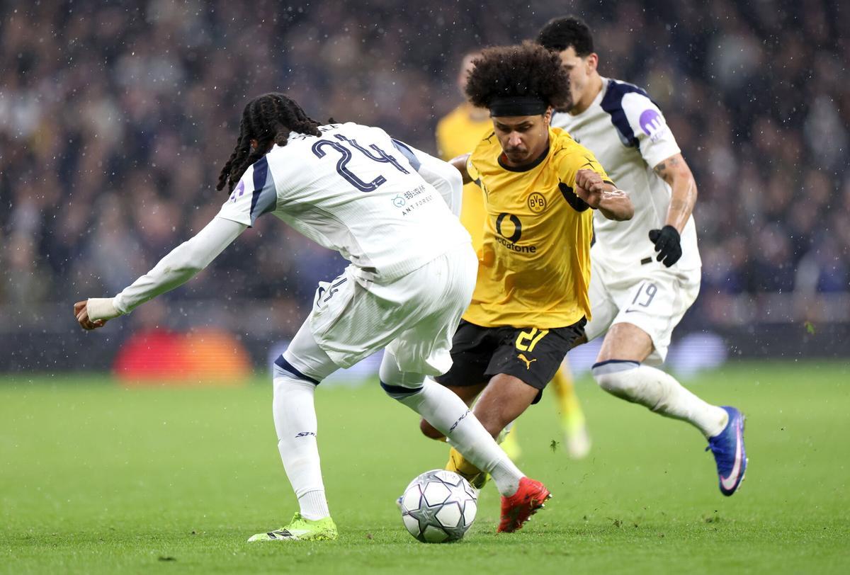 LONDON (United Kingdom), 20/01/2026.- Djed Spence (L) of Tottenham in action against Karim Adeyemi of Dortmund during the UEFA Champions League match between Tottenham Hotspur and Borussia Dortmund, in London, Britain, 20 January 2026. (Liga de Campeones, Reino Unido, Londres) EFE/EPA/ANDY RAIN