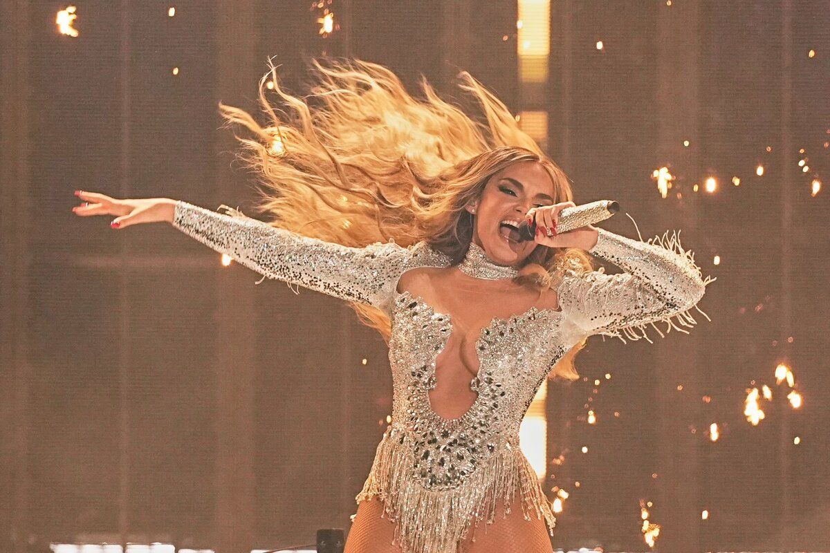 Melody en su actuación en la primera semifinal de Eurovisión 2025