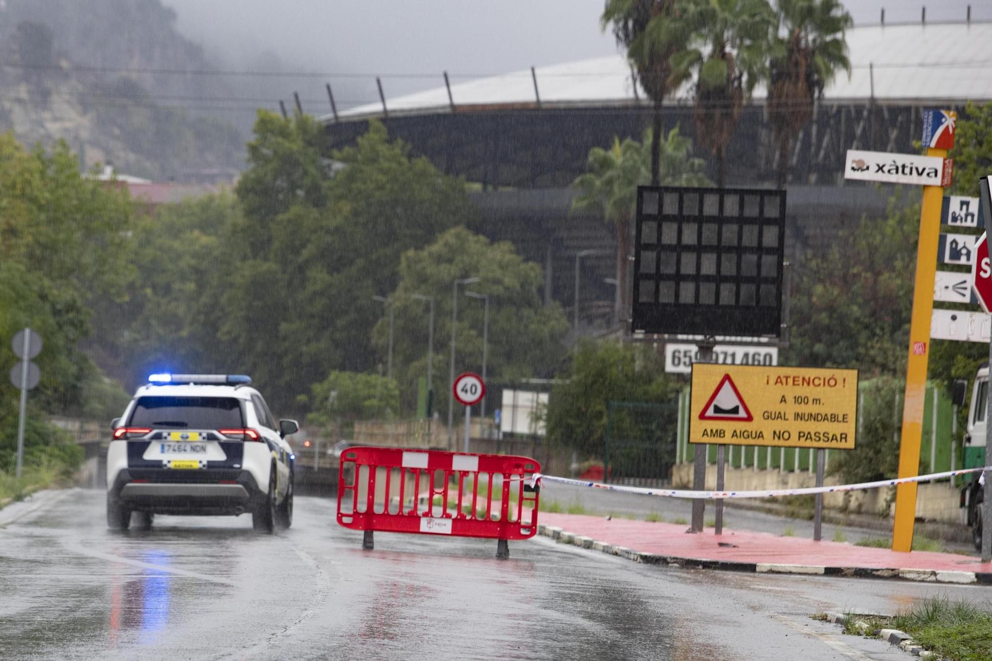 Galería: La lluvia descarga con fuerza en Xàtiva