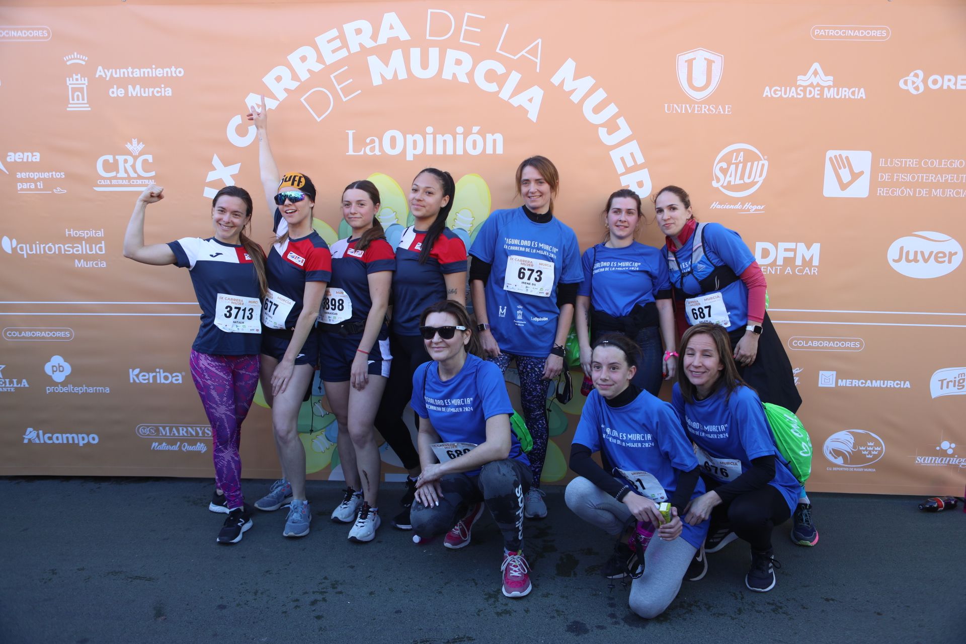 Las participantes posan en el photocall tras finalizar la Carrera de la mujer de Murcia