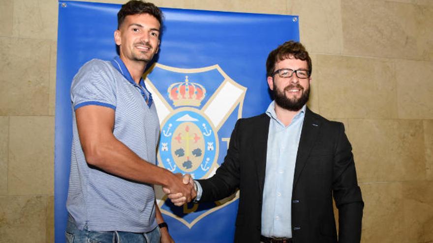 Álex Muñoz fue recibido anoche en el aeropuerto de Los Rodeos por el director deportivo del Tenerife, Víctor Moreno.