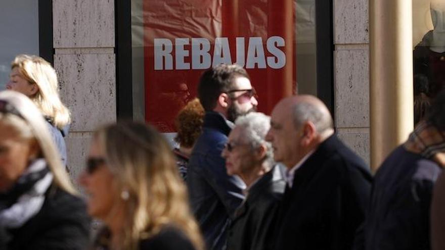 Algunos establecimientos textiles han adelantado el periodo de rebajas y ya ofrecen descuentos.