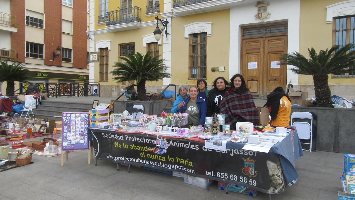 Voluntarias de la Protectora en una de sus actividades de sensibilización.
