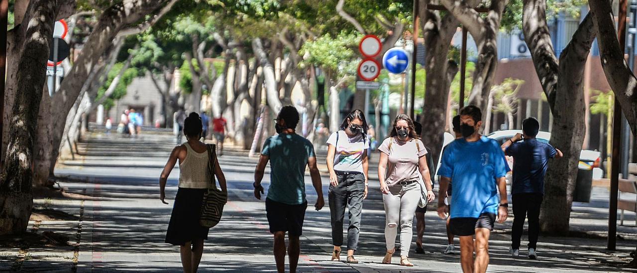 Paseantes en Mesa y López. | | ANDRÉS CRUZ