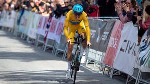 GRAF5262. MIJAS (MÁLAGA) 23/02/2020.- El ciclista danés Jakob Fuglsang, del grupo deportivo Astana, finaliza la quinta etapa de la 66ª Vuelta a Andalucía, ruta ciclista del Sol, correspondiente a la contrarreloj individual que consta de 13 kilómetros en Mijas, Málaga. EFE/Daniel Pérez