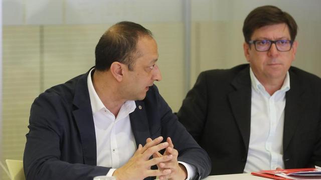 Paco Salazar (d), ex director adjunto del Gabinete de la Presidencia del Gobierno, junto al actual vicepresidente primero del Congreso, Alfonso Rodríguez Gómez de Celis (i), el 7 de octubre de 2019 en la sede federal del PSOE, en Ferraz.