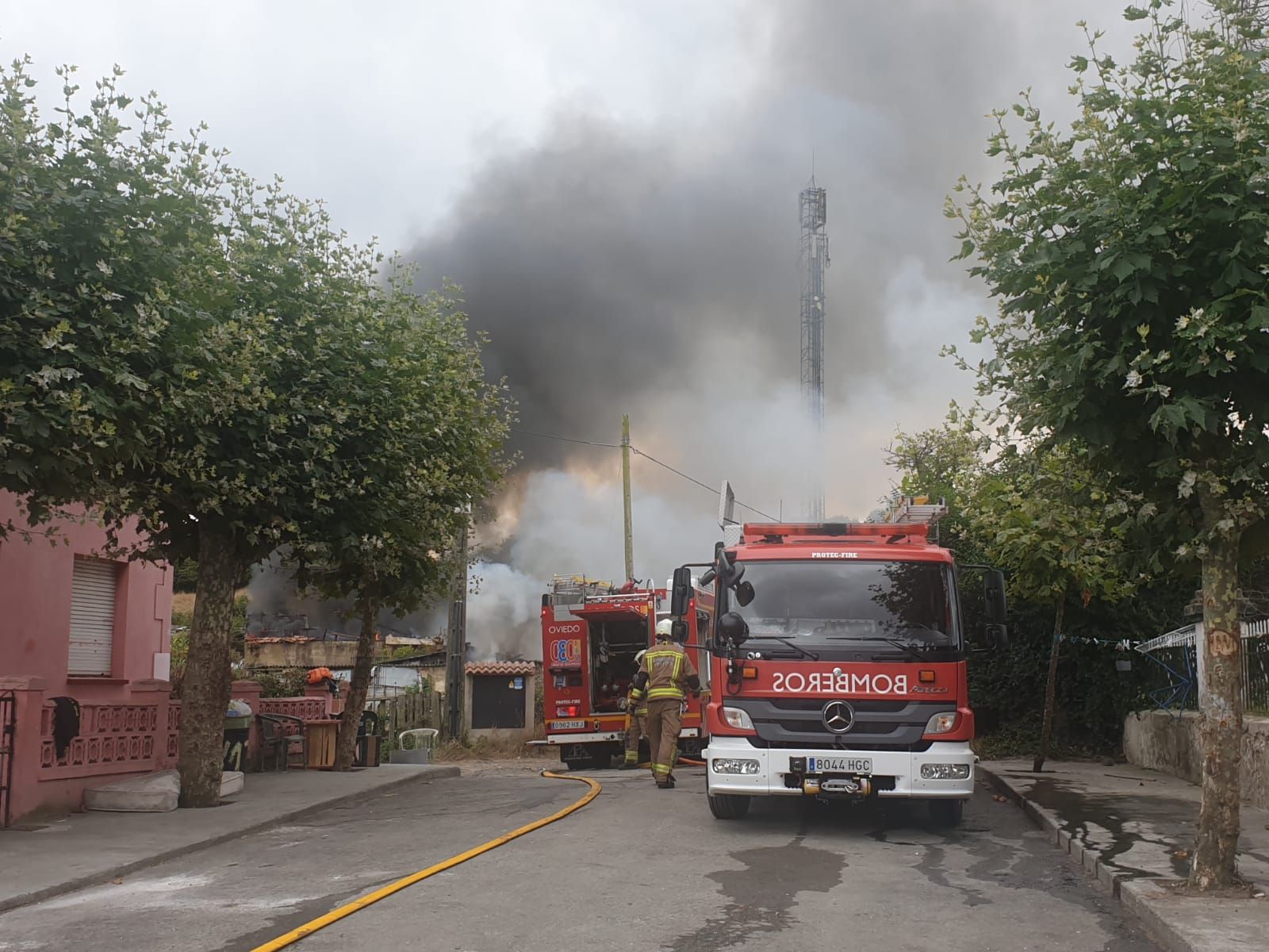 Aparatoso incendio en La Tenderina