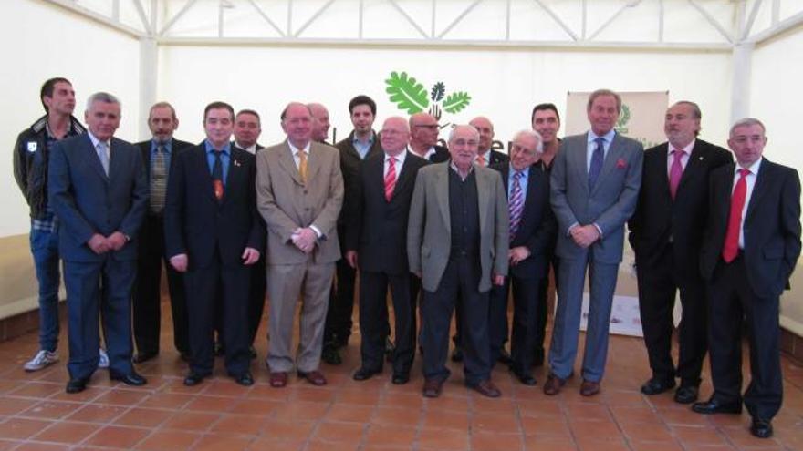 Los homenajeados y premiados en la decimoctava comida homenaje del grupo Costa Verde, celebrada en La Carbayera de Granda. | t. t.