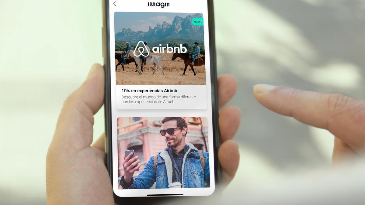 Airbnb prohíbe las cámaras de vigilancia en los interiores de los alojamientos.