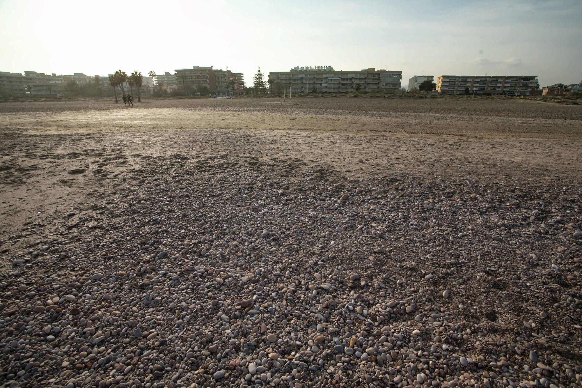 La playa de Canet d'En Berenguer con más piedras que nunca.