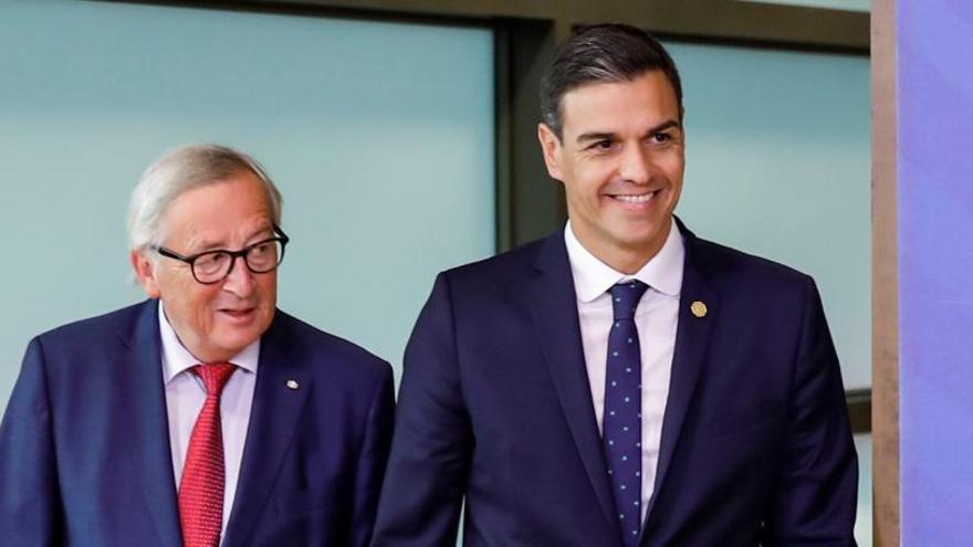 Sánchez junto al presidente de la CE, Jean-Claude Juncker.