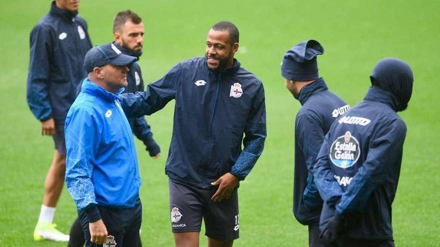 Sidnei bromea con Mel ante varios compañeros en un entrenamiento en Riazor.