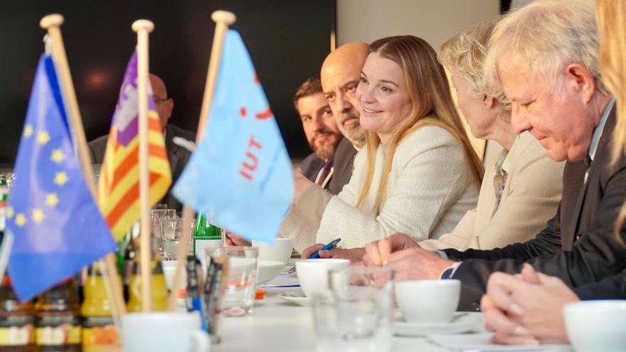 La presidenta del Govern, Marga Prohens, en una reunión con TUI