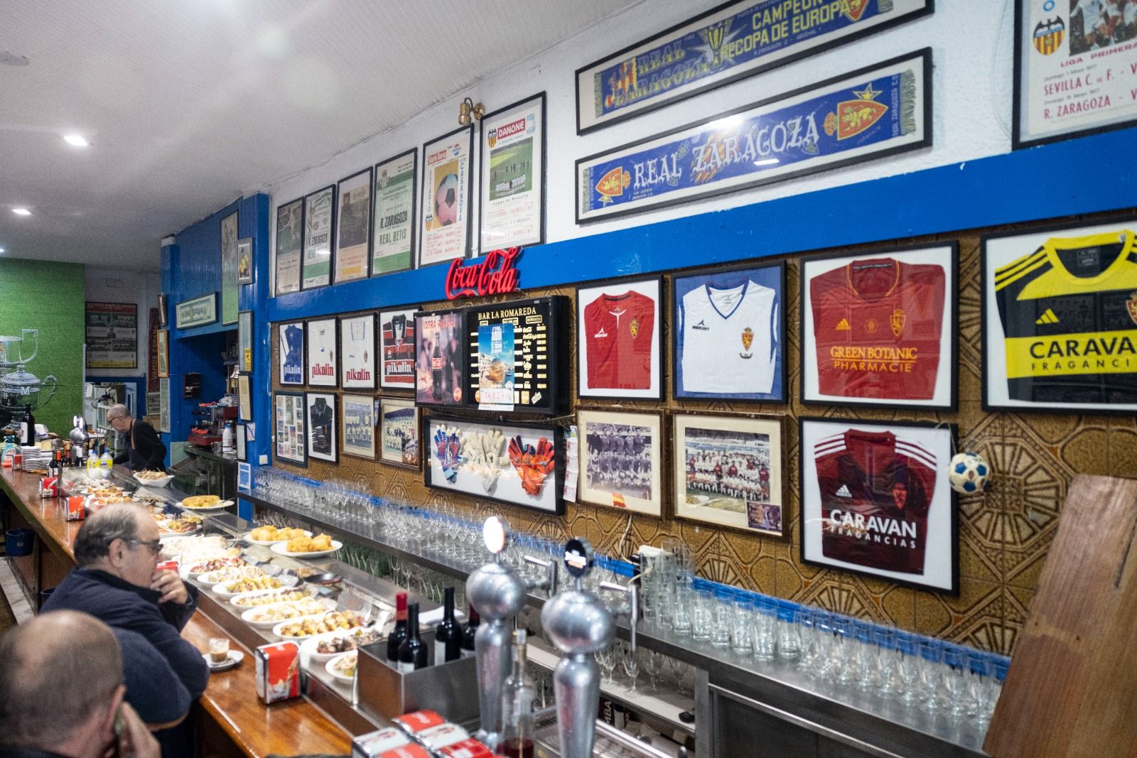 En imágenes | Bar La Romareda: un museo del Real Zaragoza, el vermú casero y la tapa de toda la vida