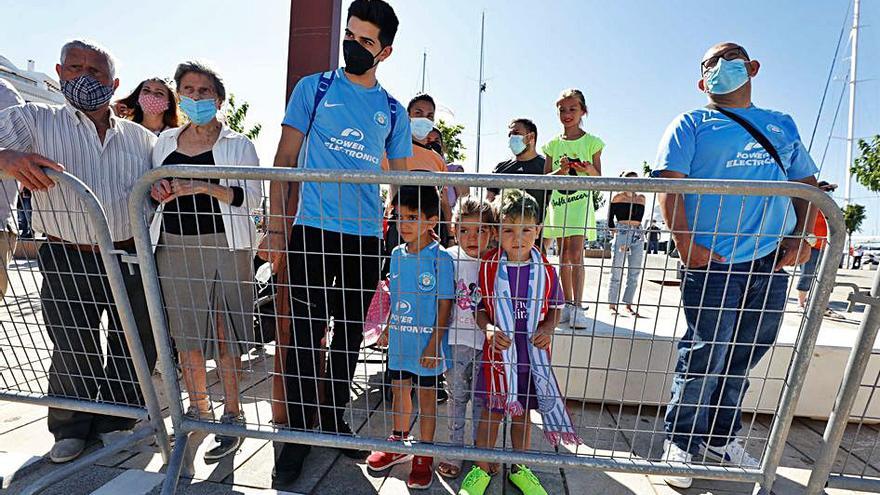 Pequeños fans del conjunto isleño, esperando la llegada de los jugadores al puerto de Eivissa. .  | FOTOS DE JUAN A. RIERA