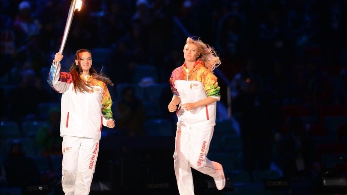 Yelena Isinbayeva en el relevo de la antorcha de los Juegos Olímpicos del 2014 en Sochi