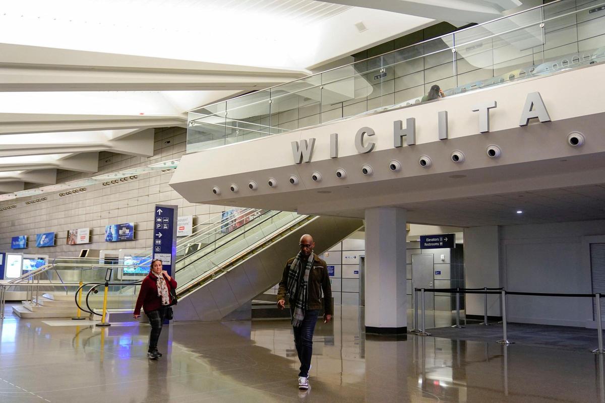 Un avión comercial de American Airlines con 64 personas se estrella sobre el río Potomac en Washington