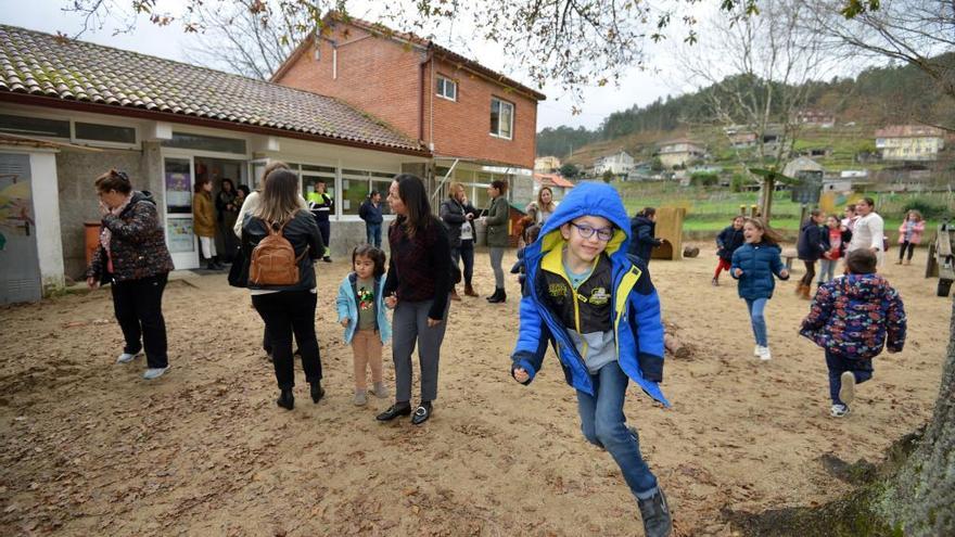 Alumnos de la unitaria de Verducido en el patio del centro