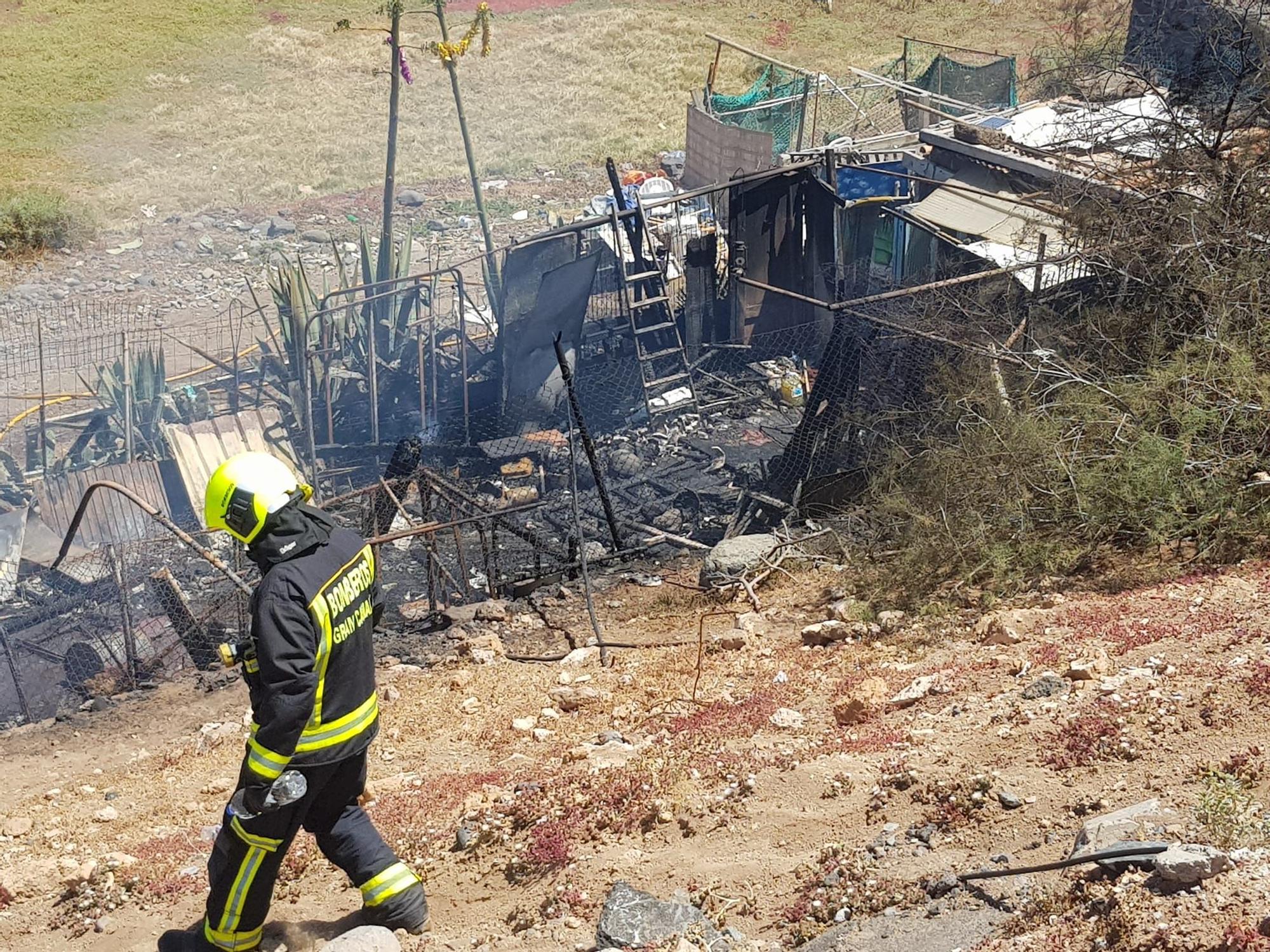 Incendio en una chabola en el Barranco de San Andrés, en Moya.