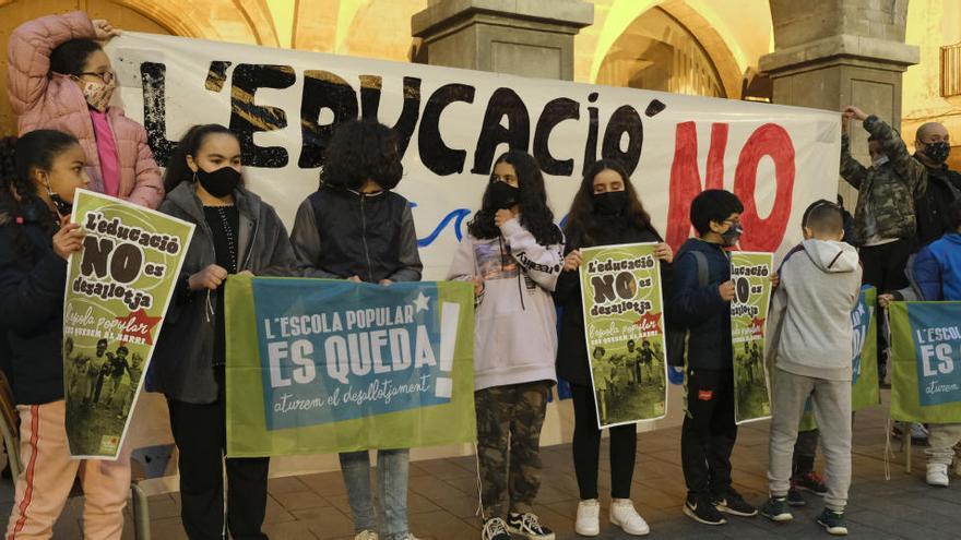 Amb el lema &quot;L&#039;educació no es desallotja&quot;, s&#039;ha denunciat que l&#039;Escola Popular està en perill