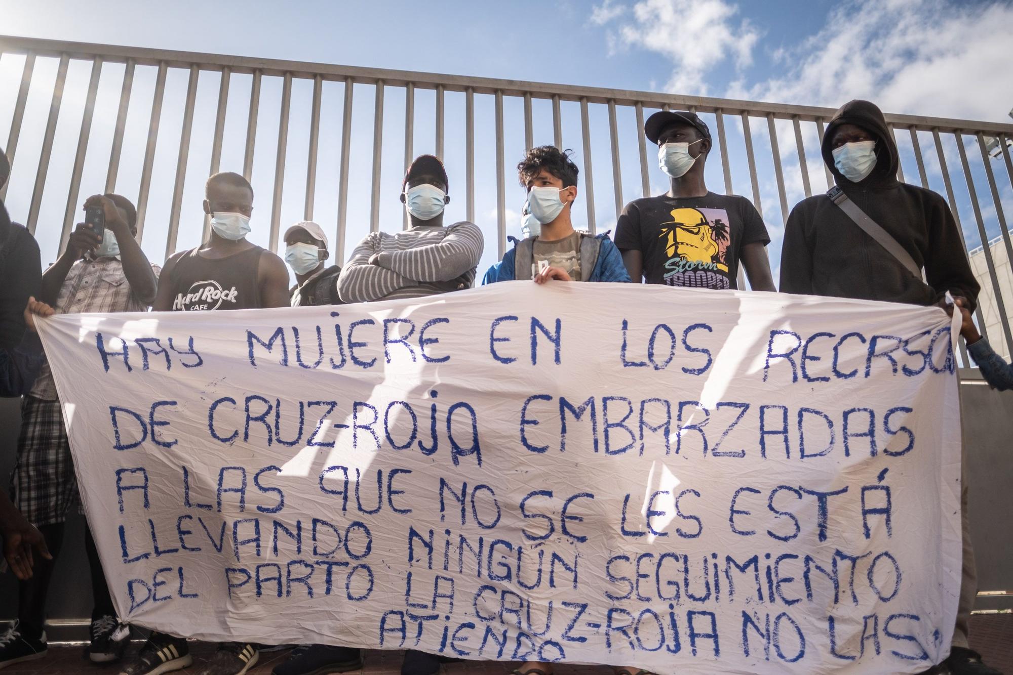 Concentración de migrantes ante la antigua prisión Tenerife I.