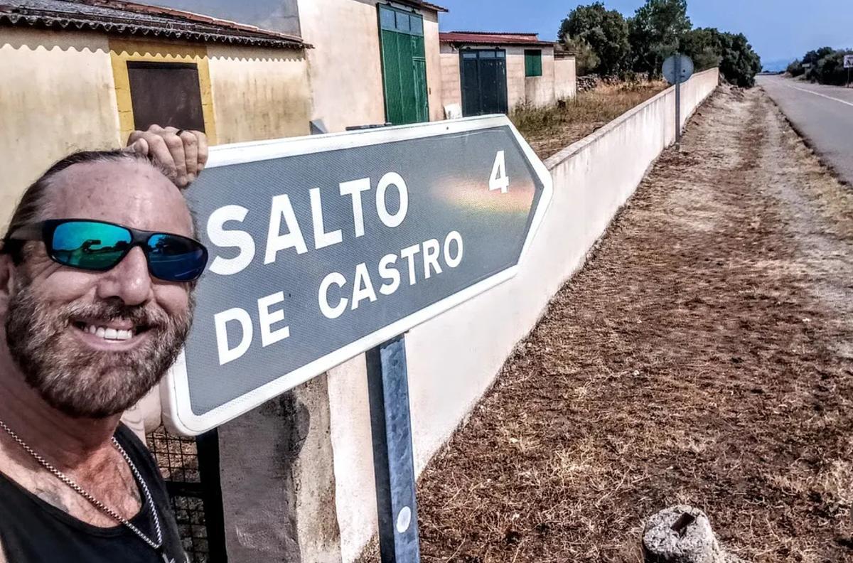 Jasen Lee Beckwith sacándose una fotografía con un cartel de Salto del Castro.