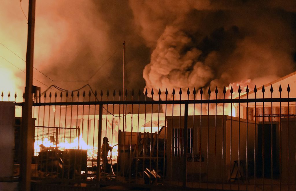 Estas son las imágenes que el aparatoso incendio de Puente Tocinos ha dejado este sábado