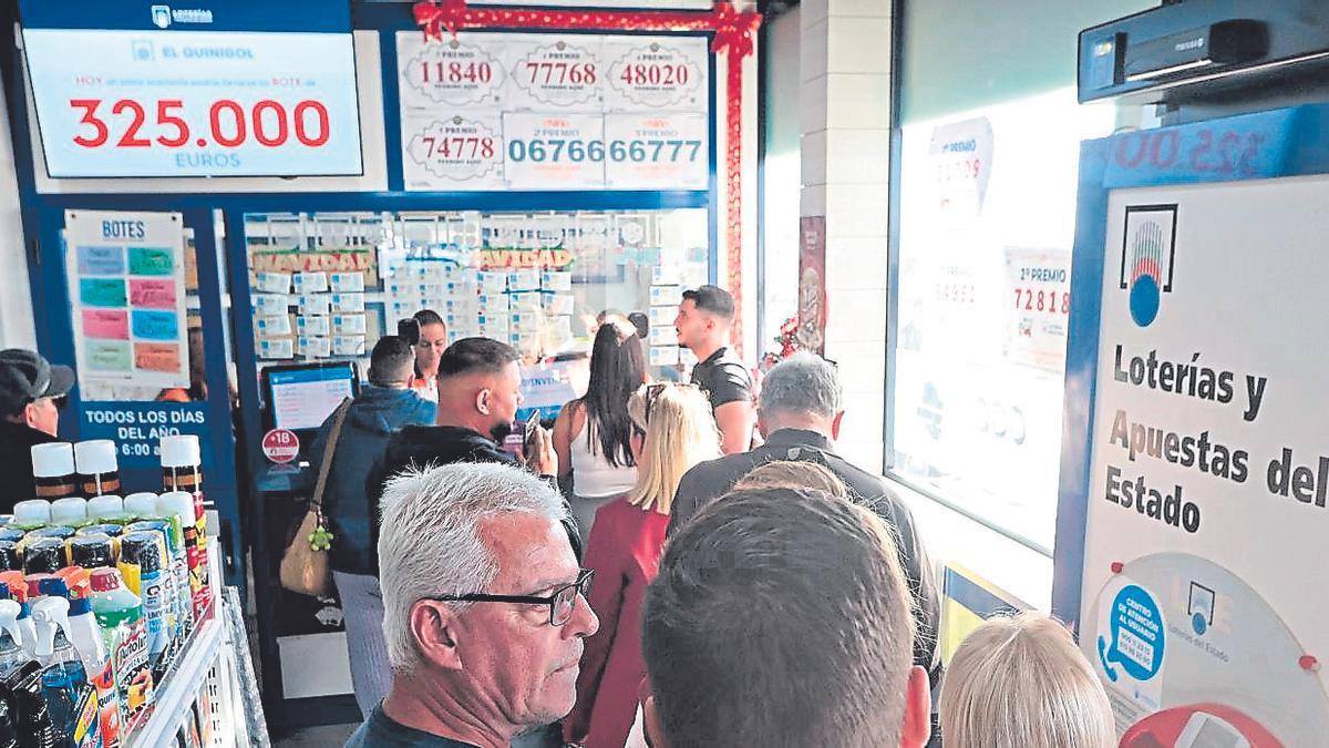 Un grupo de personas hace cola en la administración de la gasolinera de La Chasnera, en Tenerife.