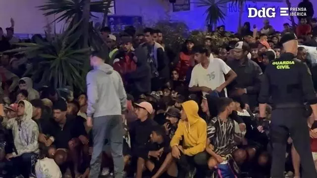 VÍDEO | Desenes dels 3.000 migrants traslladats al port de Ceuta se salten el cordó policial