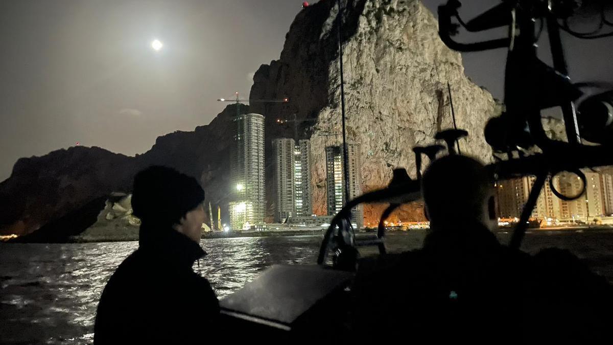 Agentes de Vigilancia Aduanera frente al Peñón de Gibraltar.