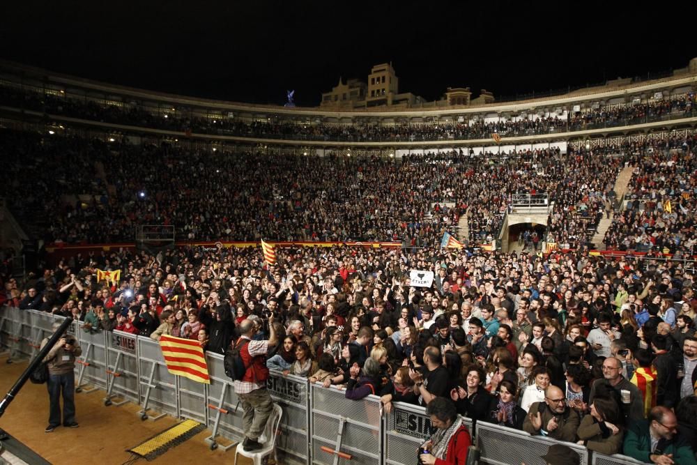 Manifestación en Valencia con motivo del 25 d'Abril