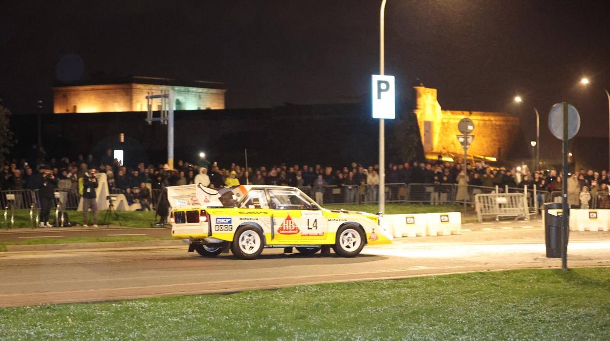 La trigésima edición del Rally de A Coruña arrancó este viernes con una presentación en O Parrote y una especial en el entorno del castillo de San Antón.