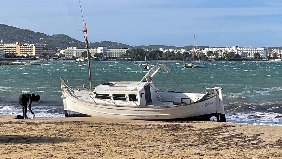 El ‘llaüt’ que ha quedado varado en la playa de s’Arenal.