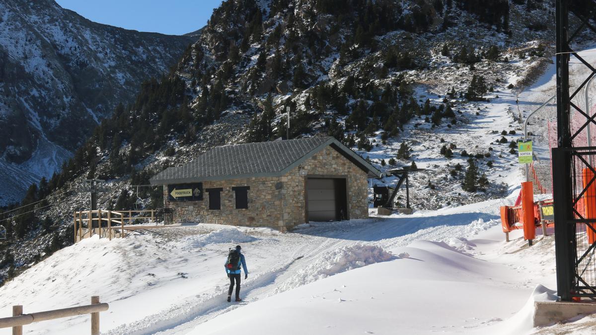 Un excursionista caminant per Vallter en un entorn nevat