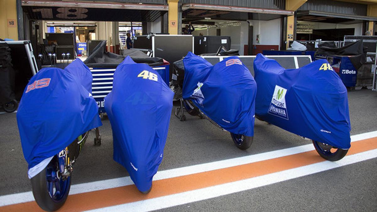 El box de Yamaha en Cheste, con las motos de Valentino Rossi y Jorge Lorenzo