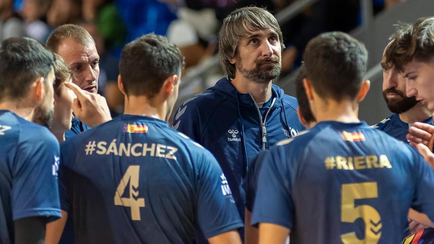 Bernal durante un tiempo muerto en Son Moix con los jugadores del Voley Palma