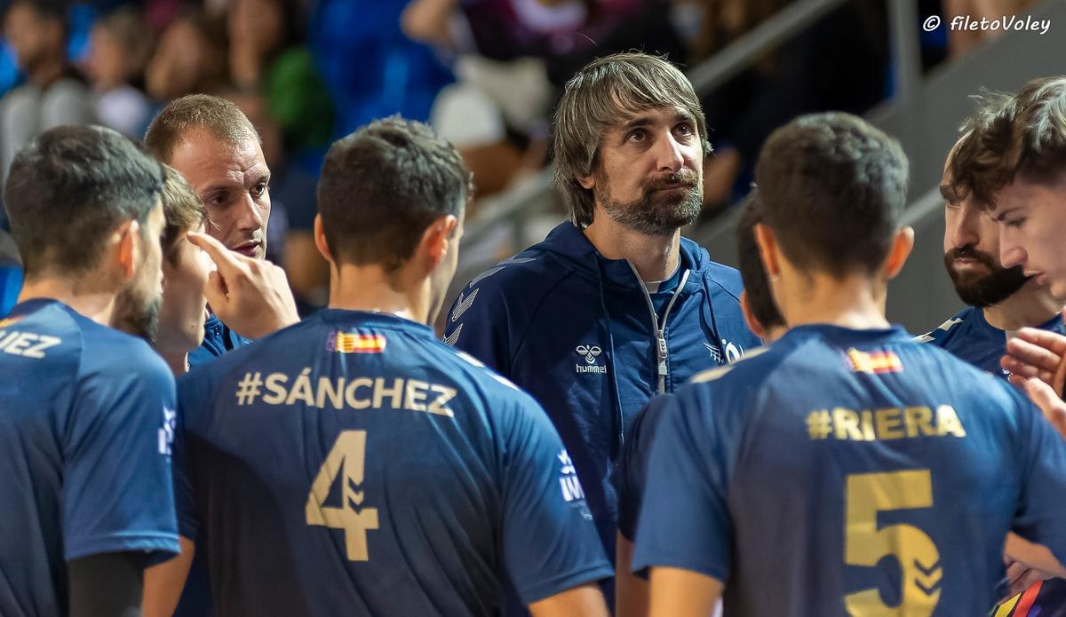 Bernal durante un tiempo muerto en Son Moix con los jugadores del Voley Palma