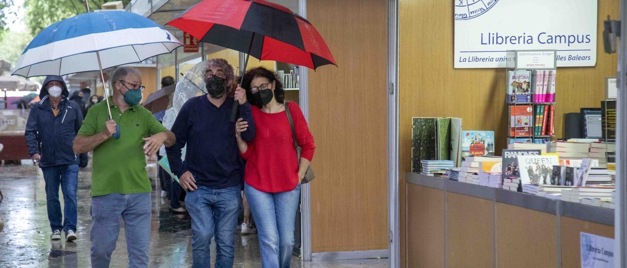 Los libros ganan a la lluvia en la feria del paseo del Born