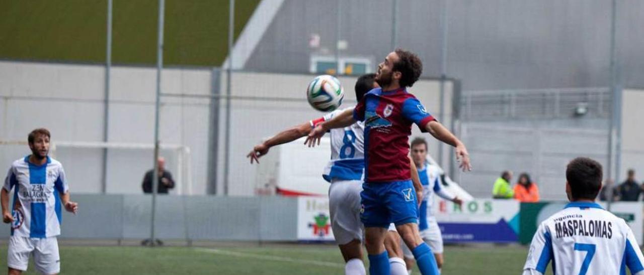 El azulgrana Manu Blanco lucha por el balón con un jugador blanquiazul en el duelo del pasado curso.