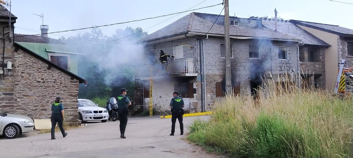 GALERÍA | Incendio en una vivienda de Barrio de Lomba