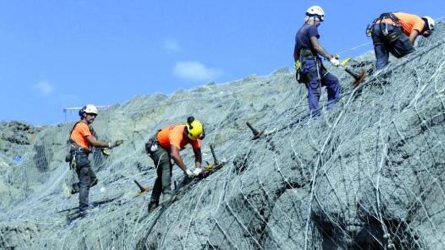 Operarios trabajando hace unos días en la ladera sobre el barrio de Santa Lucía, en la costa de Güímar.