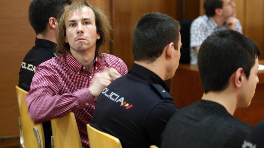 Ronnie Massagrande mira a la cámara en su juicio.