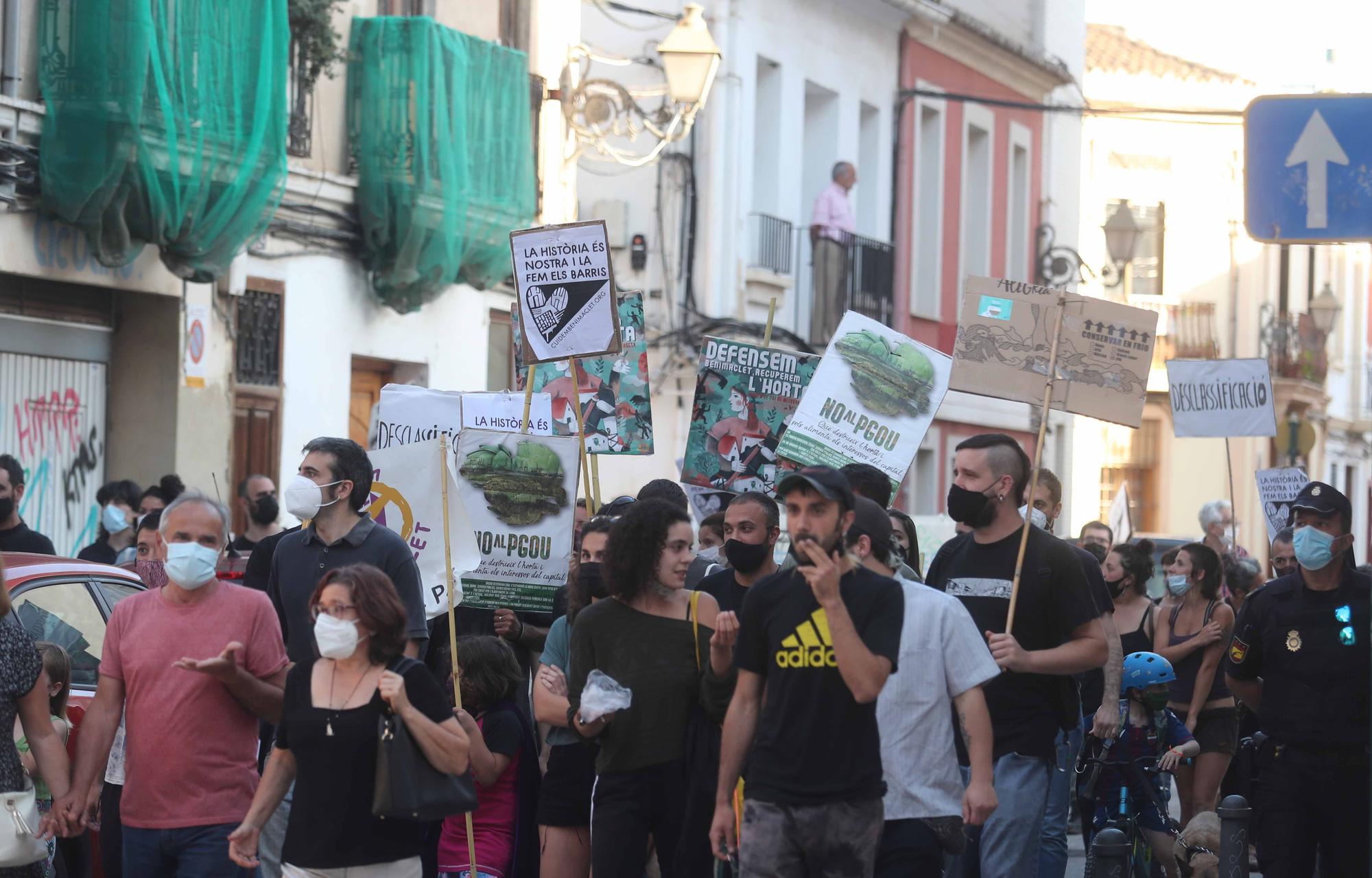 Protesta de los vecinos de Benimaclet contra el vallado de solares ocupados