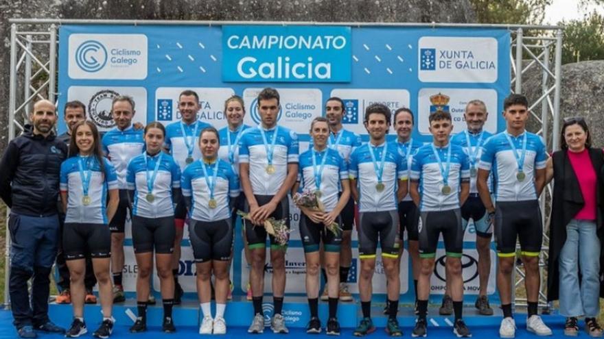 Foto de familia de los medallistas del Campeonato de Galicia de XCO, celebrado en Outeiro de Rei. |