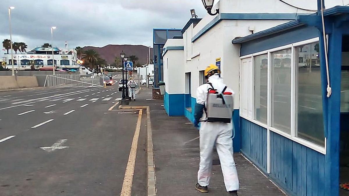 Bomberos de Lanzarote realizan labores de desinfección en el Puerto de Playa Blanca. | | LP/DLP