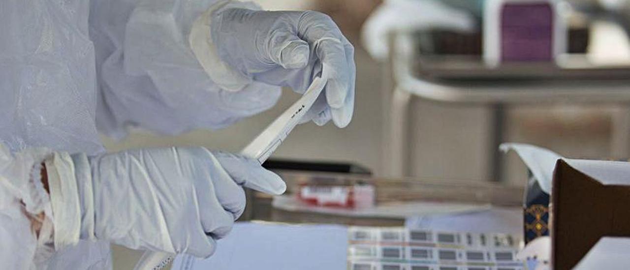 Una enfermera se prepara para hacer una PCR. | VICENT MARÍ